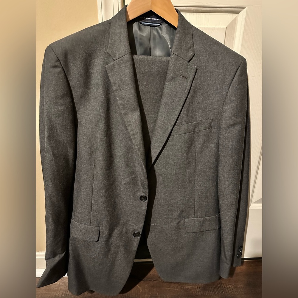 Tommy Hilfiger Gray 2-piece suit. Slim fit